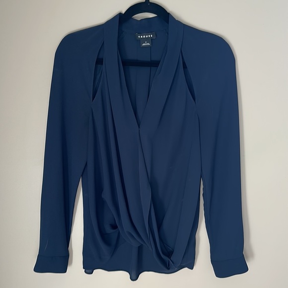 Nordstrom Trouvé Navy Surplice cutout blouse size small - Picture 3 of 4